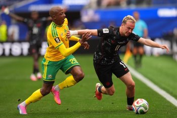 South Africa's Khuliso Mudau (20) and Canada's Liam Millar (11) fight for the ball during the World Cup round of 32 soccer match between South Africa and Canada in Inglewood, Calif., near Los Angeles, Sunday, June 28, 2026. (AP Photo/Manu Fernandez)
