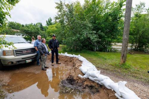 Manitoba Premier Wab Kinew is given a tour of Swan River by Mayor Lance Jacobson (centre) and Bill Gade, reeve of the RM of Swan Valley West (left), on July 2. (Mike Deal/Winnipeg Free Press files)