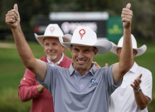 New Zealand's Stephen Alker celebrates after winning the PGA Tour Champions golf event in Calgary, Alta., Sunday, Aug. 23, 2026. THE CANADIAN PRESS/Jeff McIntosh