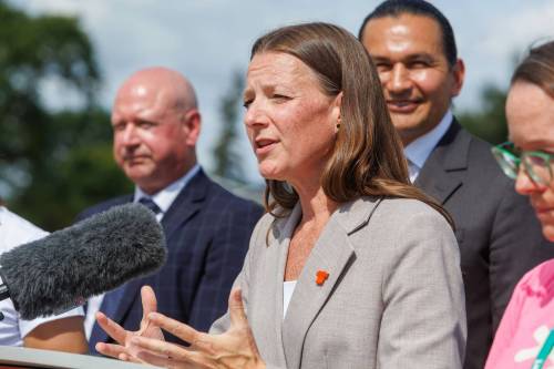 Education Minister Tracy Schmidt announces last week that the government is introducing a pilot program for a new health and physical education curriculum that includes an a policy making in-person physical education mandatory for all students from kindergarten to Grade 12. (Mike Deal/Winnipeg Free Press files)