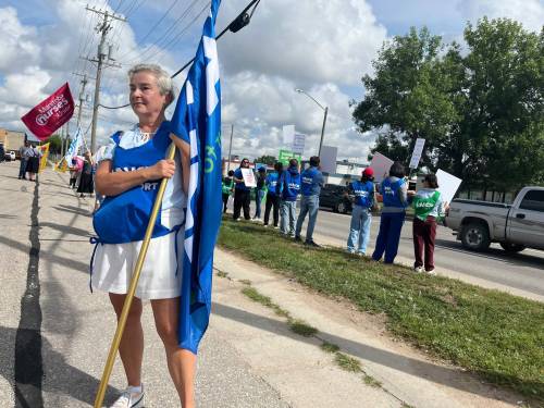 Bozena Turczynowicz retired last month after working for Dynacare for 26 years, but showed up at an information picket outside the Dynacare laboratory on King Edward Street in Winnipeg on Wednesday. (Carol Sanders/Winnipeg Free Press)