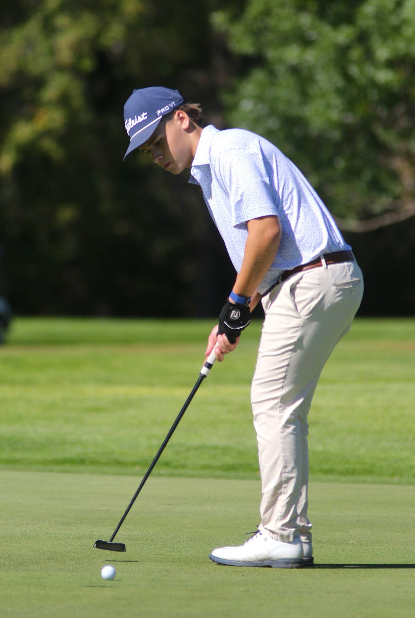 Oakden defends city golf title