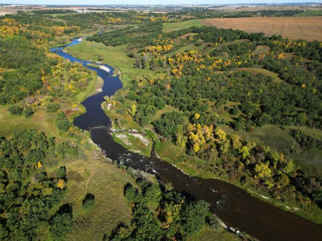 Fall colours adorn foliage on trees along the Little Saskatchewan River west of Brandon on a sunny Monday. (Tim Smith/The Brandon Sun)