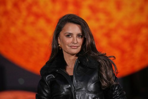 Penelope Cruz poses for photographers upon arrival at the Chanel Spring/Summer 2026 collection presented in Paris, Monday, Oct. 6, 2025. (AP Photo/Christophe Ena)