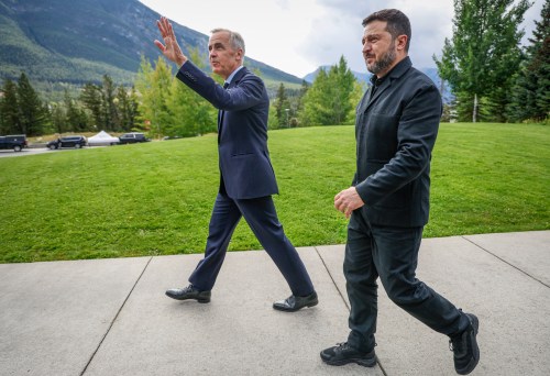 Prime Minister Mark Carney (left) and President of Ukraine Volodymyr Zelenskyy,  walk in Banff, Alta., on Thursday. (The Canadian Press)