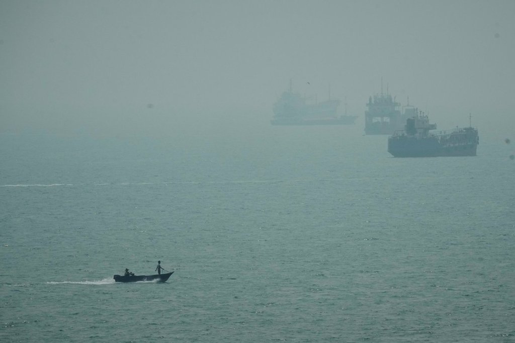 Strike on Iranian cargo ship in the Strait of Hormuz kills 1, Iranian media say