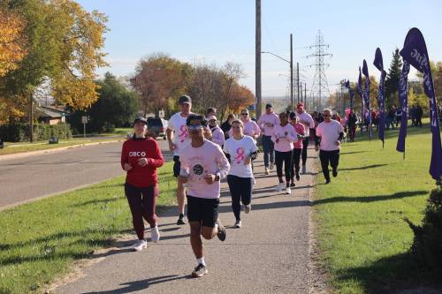 Participants hit the road during the CIBC Run for the Cure in Brandon on Sunday morning at Assiniboine College&rsquo;s Victoria Avenue East Campus. (Abiola Odutola/The Brandon Sun)