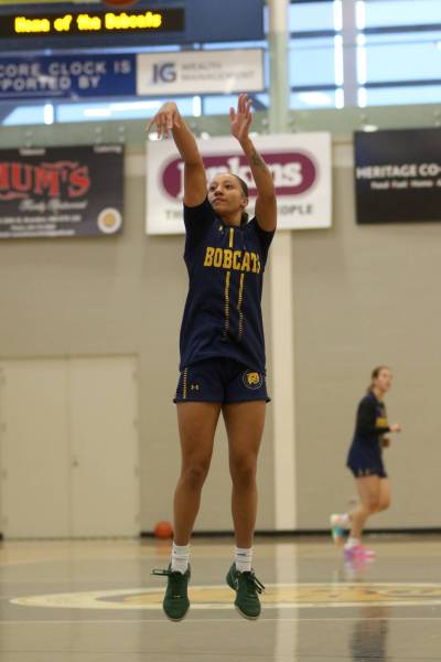Amaya McLeod shoots a three-pointer during Brandon University women's basketball practice on Wednesday. The Bobcats take on the Algoma Thunderbirds at home today. (Thomas Friesen/The Brandon Sun)