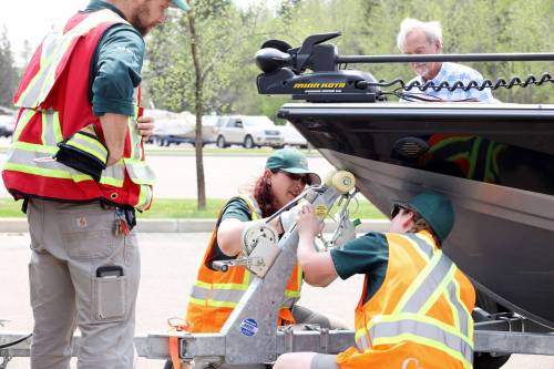 Parks Canada staff are shown inspecting and tagging boats in Wasagaming in 2023. The motorized boating season at Clear Lake is slated to come to an end after Thanksgiving Monday. (Tim Smith/The Brandon Sun files)