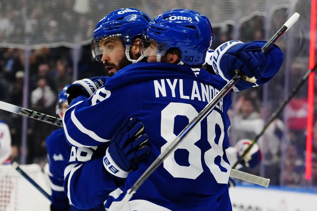 Stecher scores in final minute to lift Maple Leafs to 5-4 win over Rangers